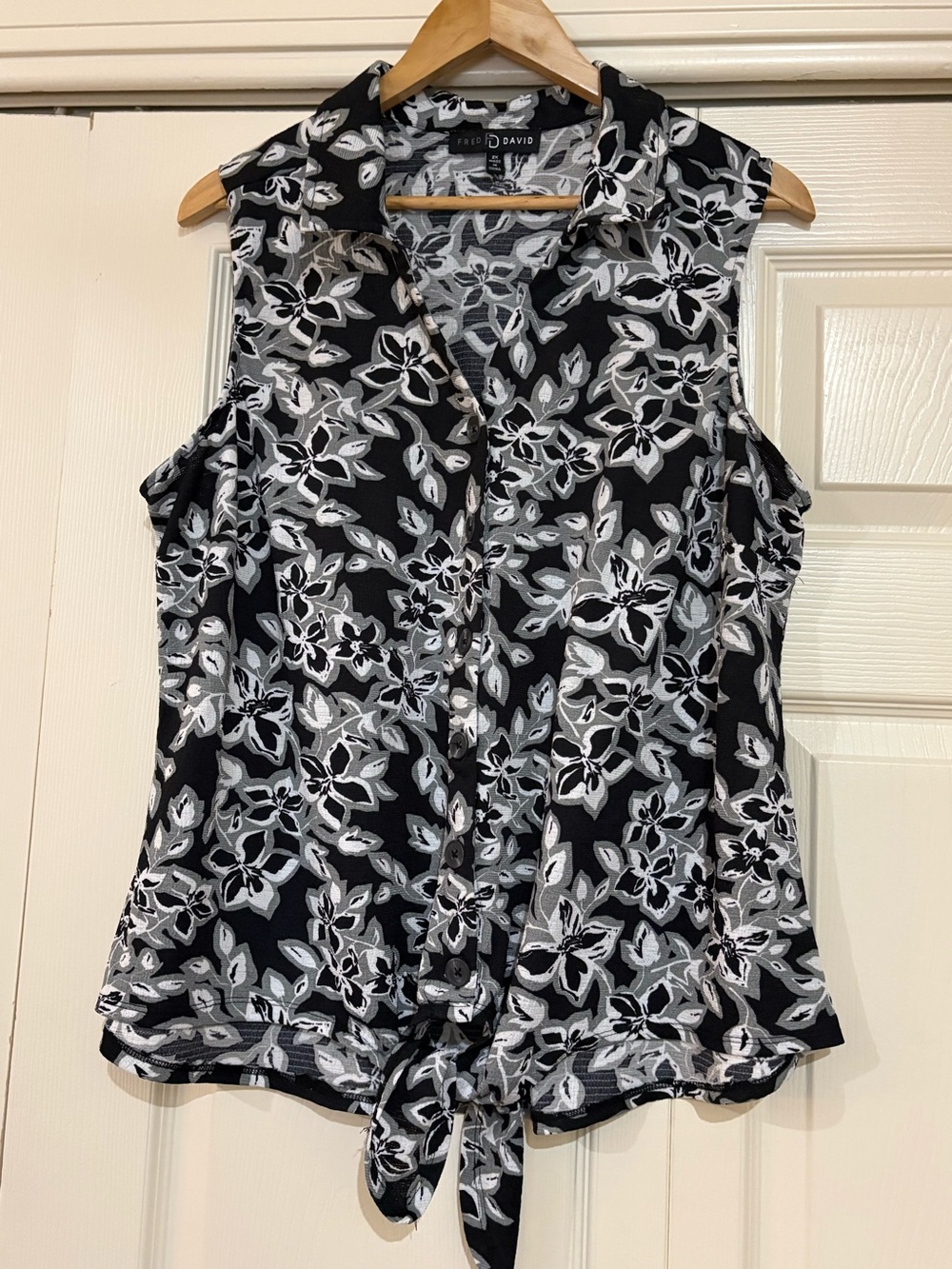 Cool Fred David Black & White Floral Collared Button-Front Tie-Hem Top - Picture 1 of 9